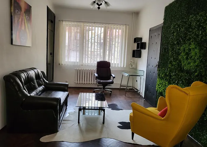 Top Center Cozy And Spacious Apartment